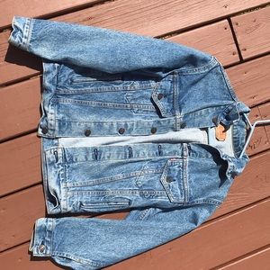 VINTAGE LEVI MEDIUM BLUE WASH JEAN JACKET